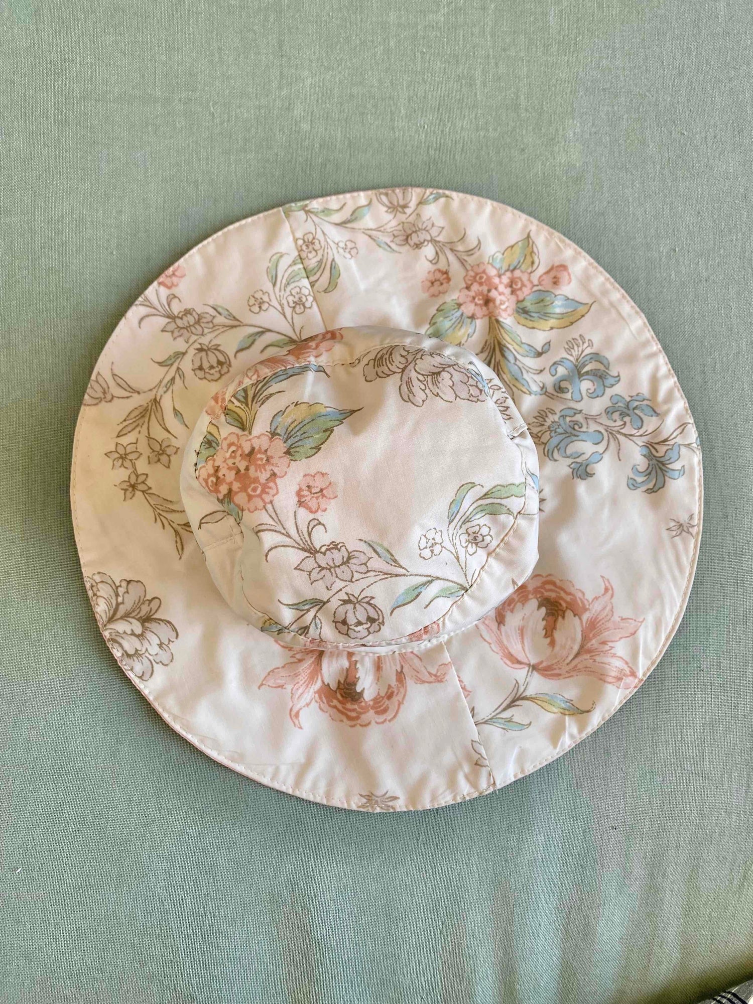 Bob réversible à fleurs