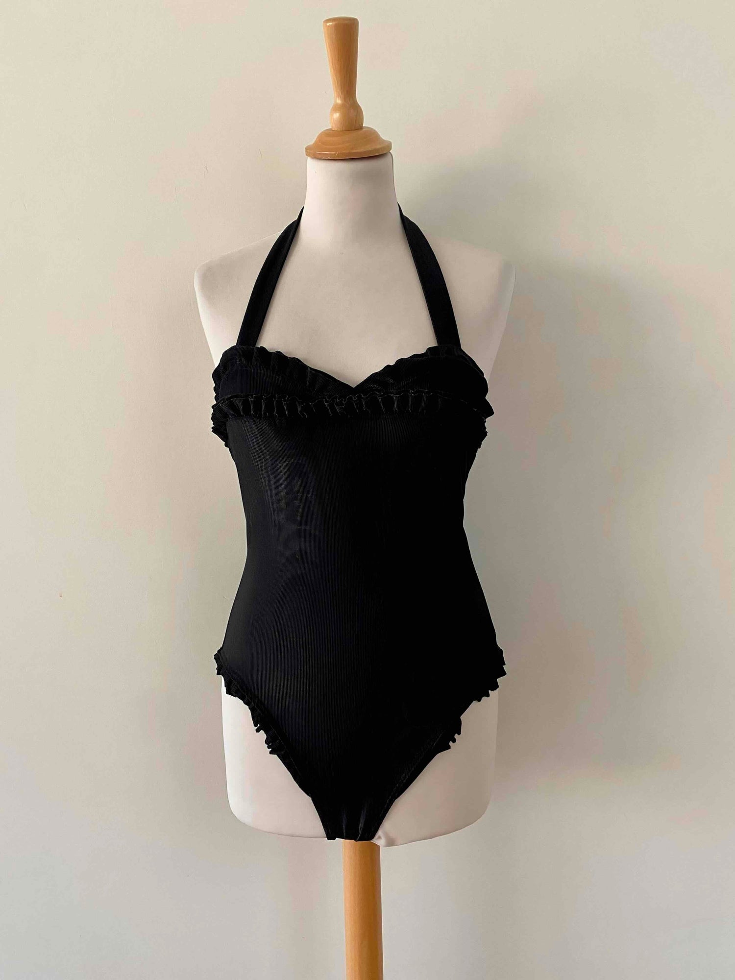 Maillot dos nu à froufrous