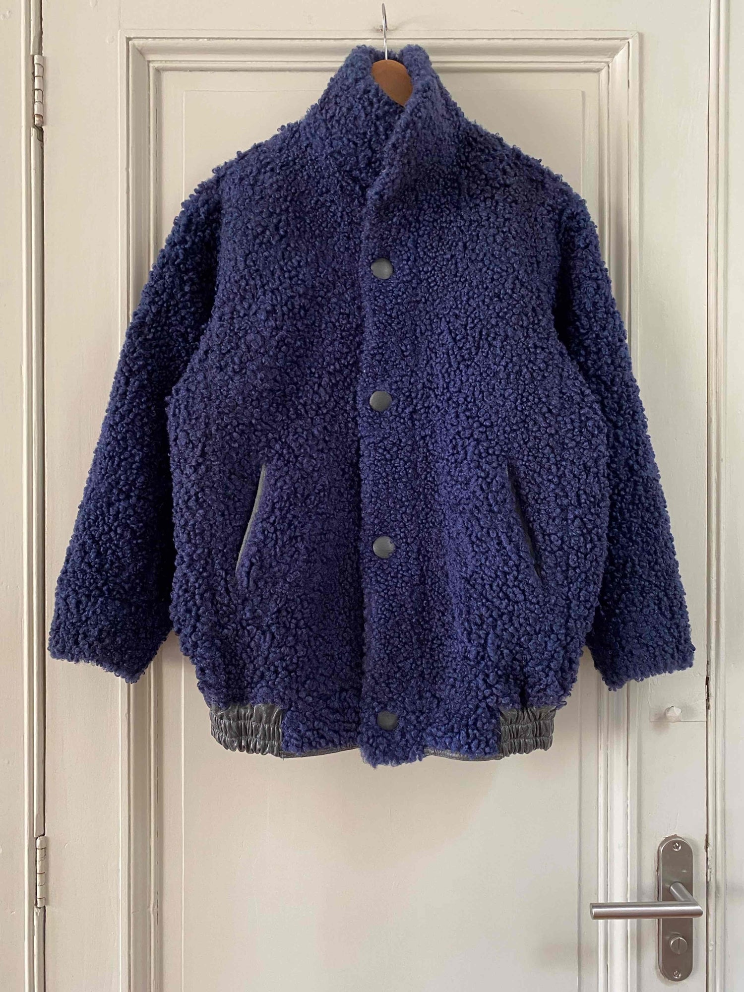 Reversible wool-like fabric