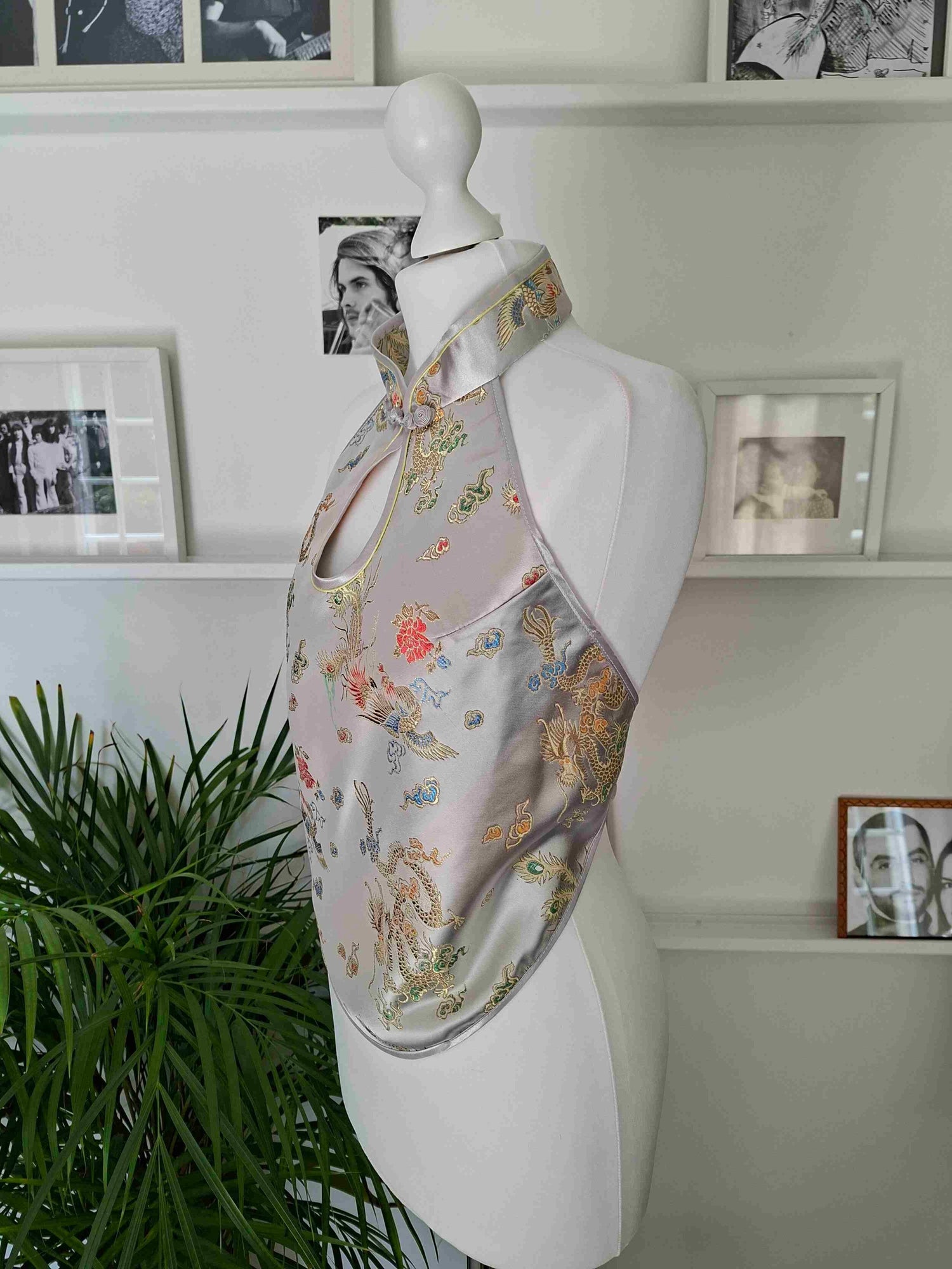 Top asiatique dos nu