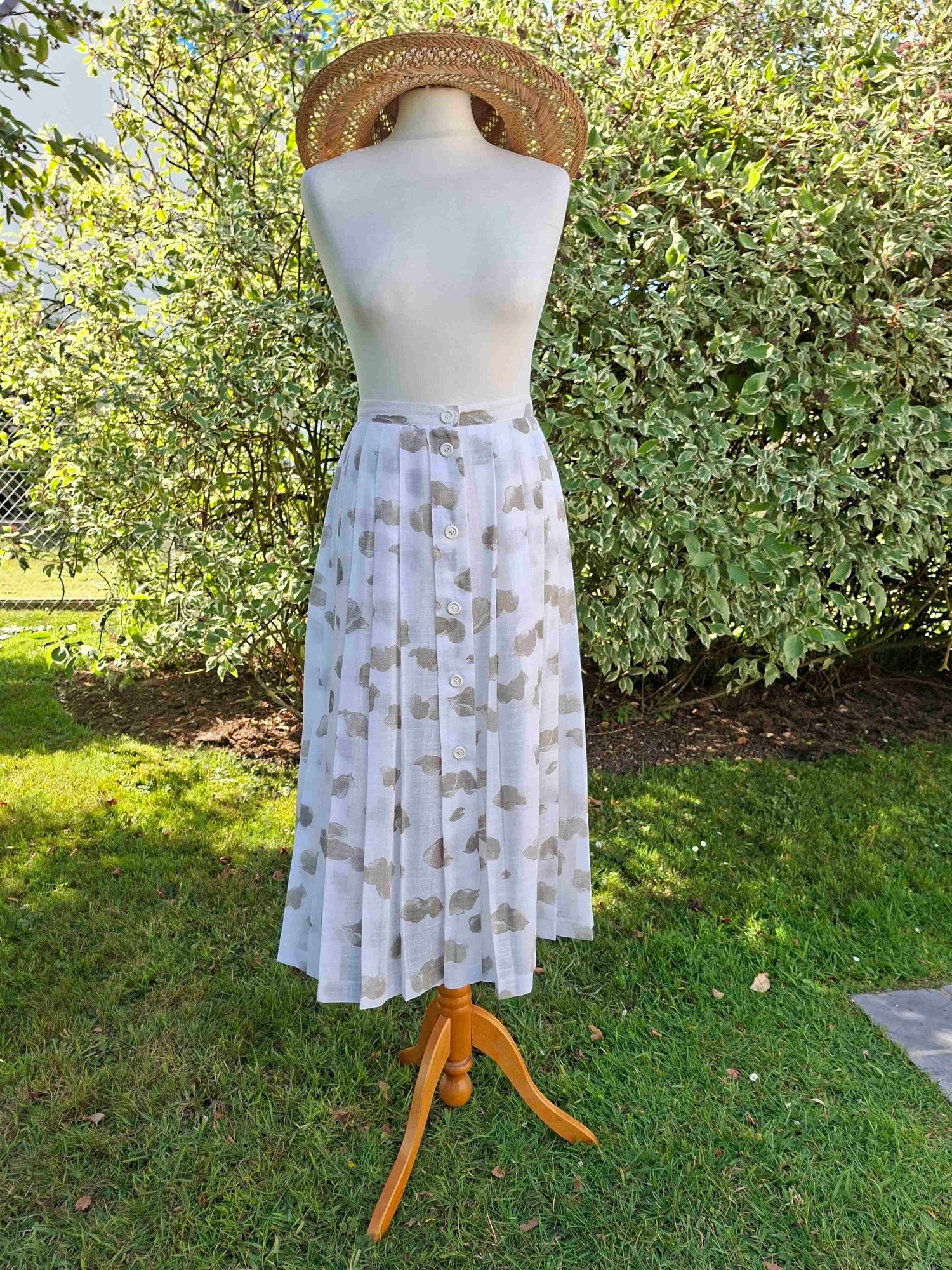Linen pleated skirt