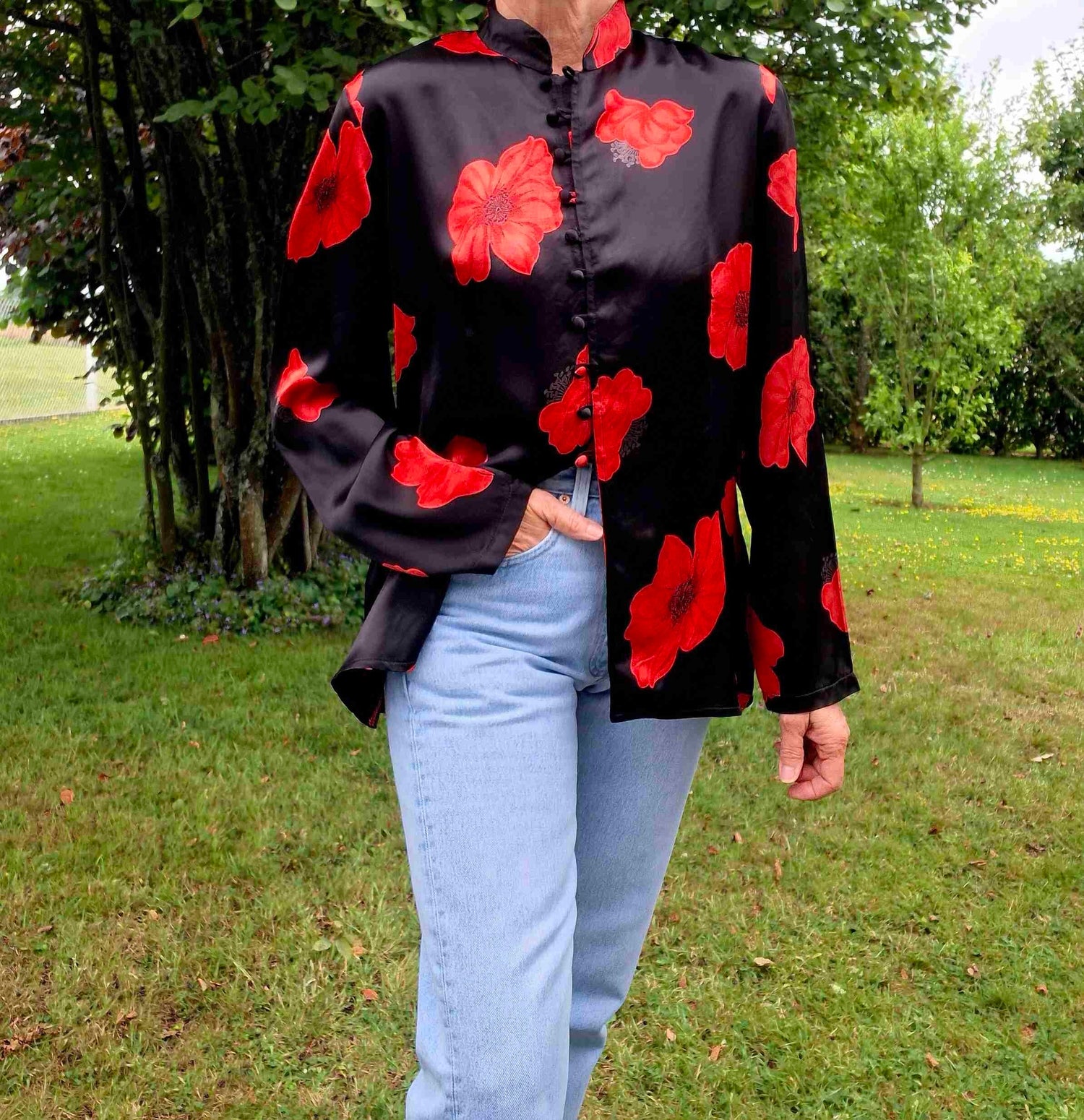 Top asiatique à fleurs