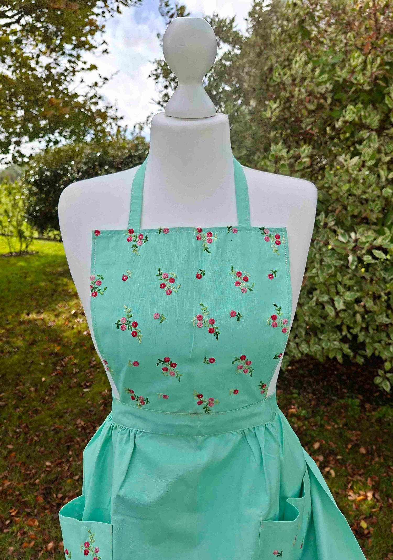 Apron embroidered with flowers