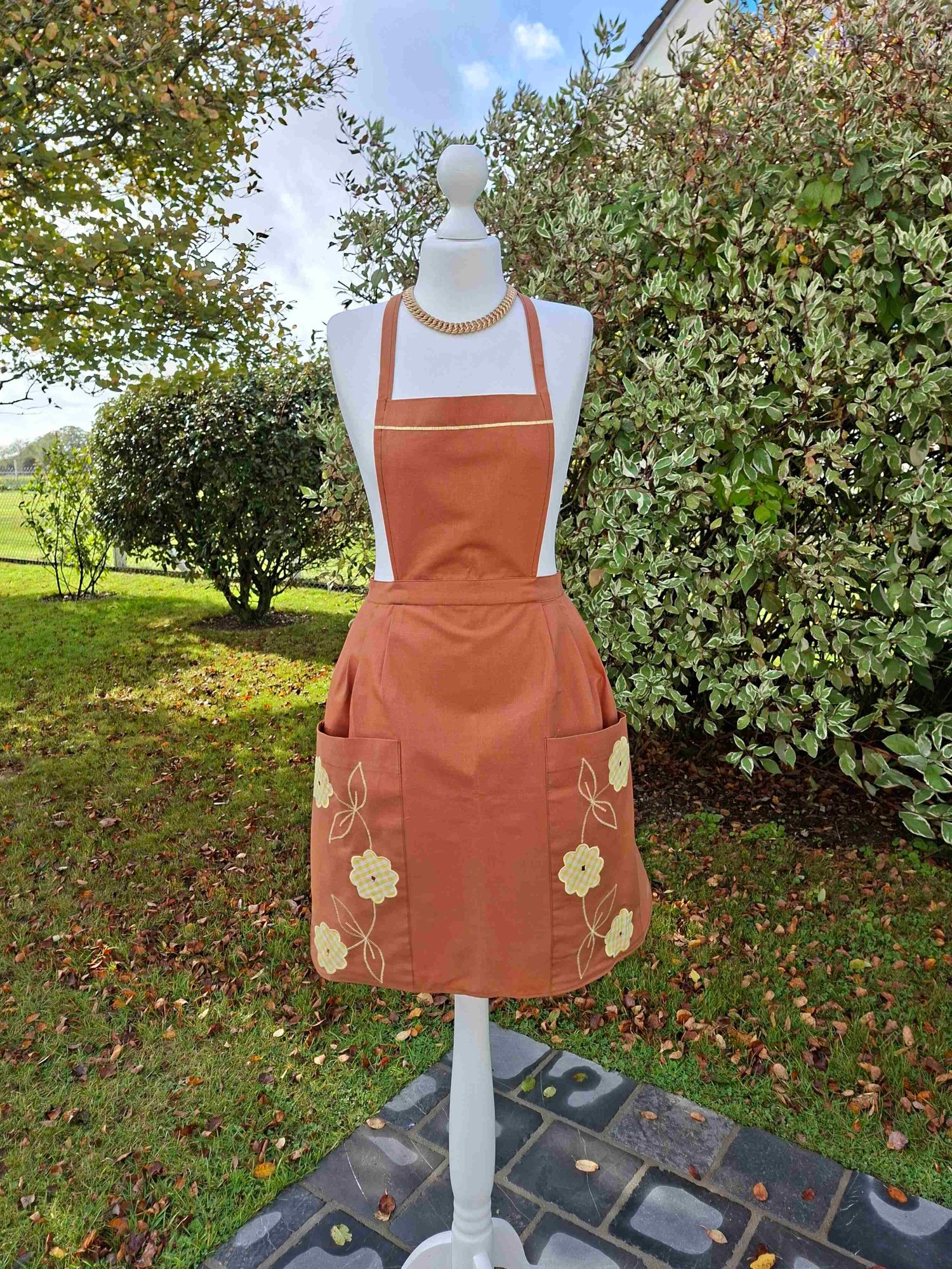 Apron embroidered with flowers