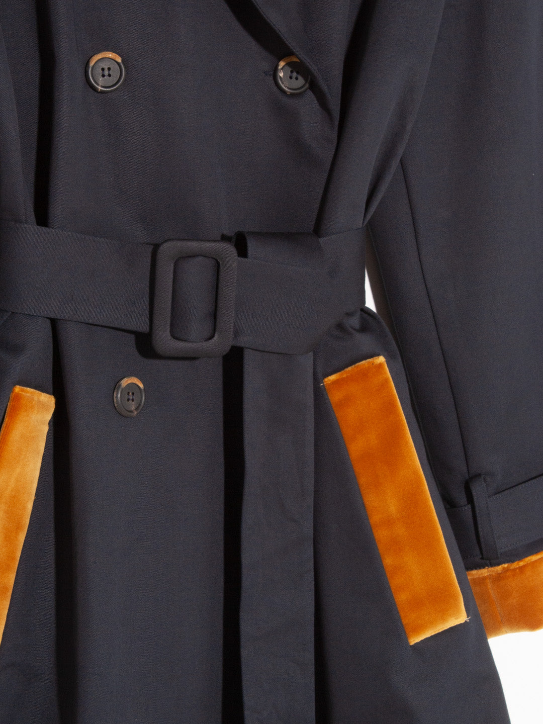 COTTON TRENCH, IMPERMEABILE, IMPERMEABILE DI COTONE, TRENCH, MADE IN ITALY, HANDMADE, FATTO A MANO, CAPPOTTO, MEZZA STAGIONE, MID SEASON COAT, FALL/WINTER 22, AUTUNNO INVERNO 22, VELLUTO, VELVET, OVERSIZE TRENCH, OVERIZE COAT, LOOSE FIT, CAPPOTTO MILITARE, MILITARY TRENCH, CAPPOTTO DOPPIOPETTO, TRENCH DOPPIOPETTO