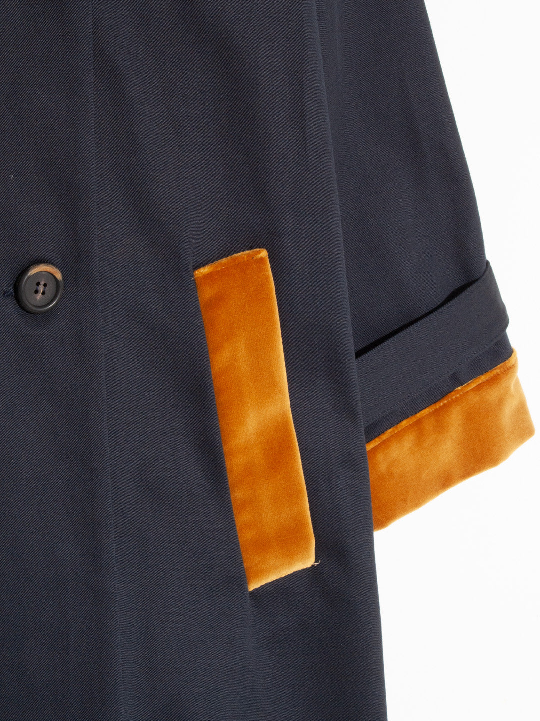 COTTON TRENCH, IMPERMEABILE, IMPERMEABILE DI COTONE, TRENCH, MADE IN ITALY, HANDMADE, FATTO A MANO, CAPPOTTO, MEZZA STAGIONE, MID SEASON COAT, FALL/WINTER 22, AUTUNNO INVERNO 22, VELLUTO, VELVET, OVERSIZE TRENCH, OVERIZE COAT, LOOSE FIT, CAPPOTTO MILITARE, MILITARY TRENCH, CAPPOTTO DOPPIOPETTO, TRENCH DOPPIOPETTO