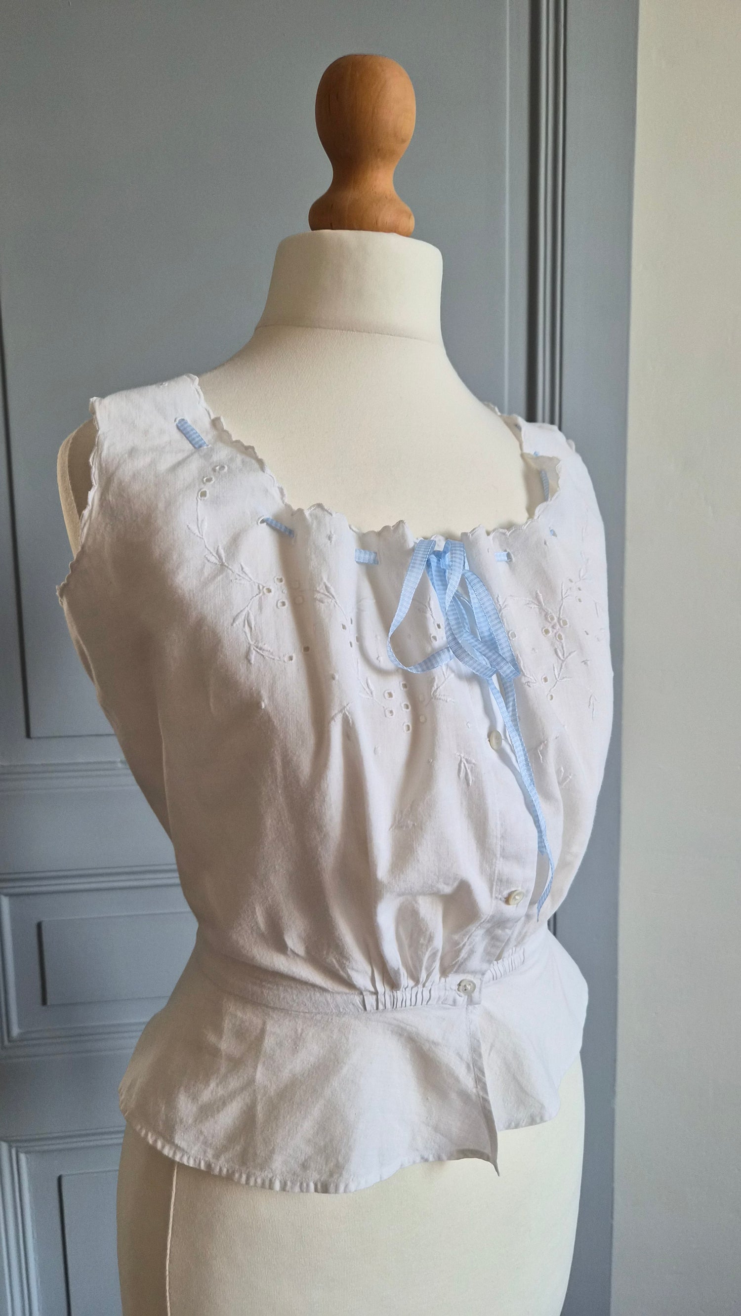 Top en coton brodé