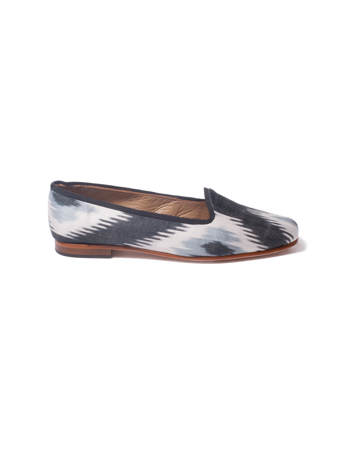 handmade in Turkey, handmade shoes, bohemian shoes, ETHICAL FASHION, CRAFTSMANSHIP, SUSTAINABLE FASHION, TRADITIONAL FASHION, ETHNIC FASHION, BOHEMIAN FASHION, traditional fabric, carpet shoes, scarpe di kilim turche, scarpe turche, fatte a mano, tessuti tradizionali, MODA ETICA,  MODA SOSTENIBILE, MODA TRADIZIONALE, MODA ETNICA, VESTITI BOHEMIAN, silk shoes, silk, silk ikat, ikat shoes