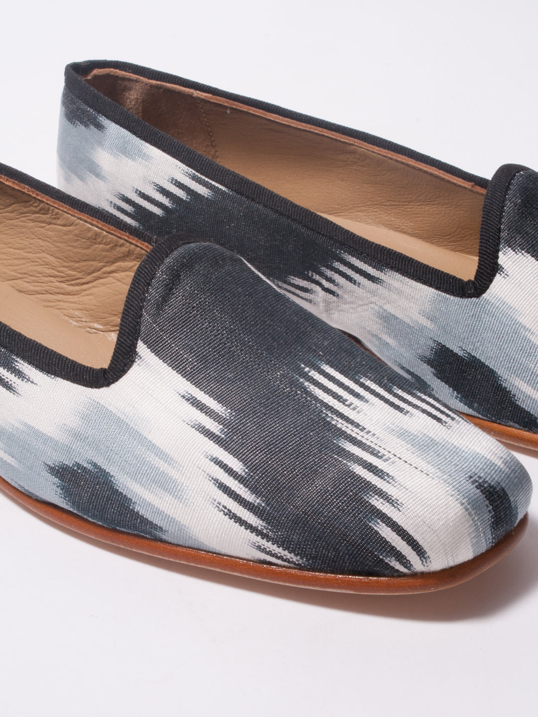 handmade in Turkey, handmade shoes, bohemian shoes, ETHICAL FASHION, CRAFTSMANSHIP, SUSTAINABLE FASHION, TRADITIONAL FASHION, ETHNIC FASHION, BOHEMIAN FASHION, traditional fabric, carpet shoes, scarpe di kilim turche, scarpe turche, fatte a mano, tessuti tradizionali, MODA ETICA,  MODA SOSTENIBILE, MODA TRADIZIONALE, MODA ETNICA, VESTITI BOHEMIAN, silk shoes, silk, silk ikat, ikat shoes