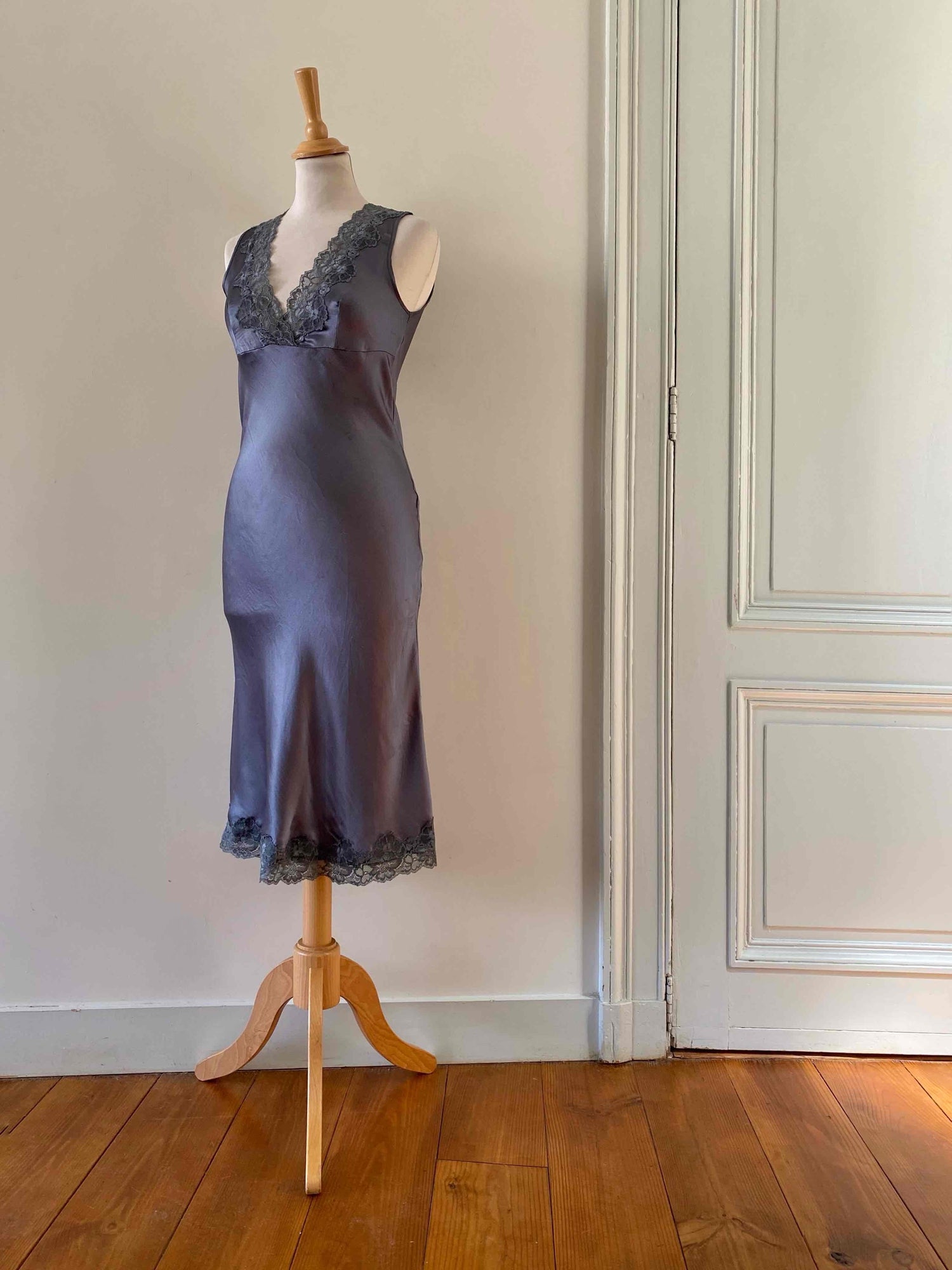 Robe nuisette en soie satin gris orage bleuté,