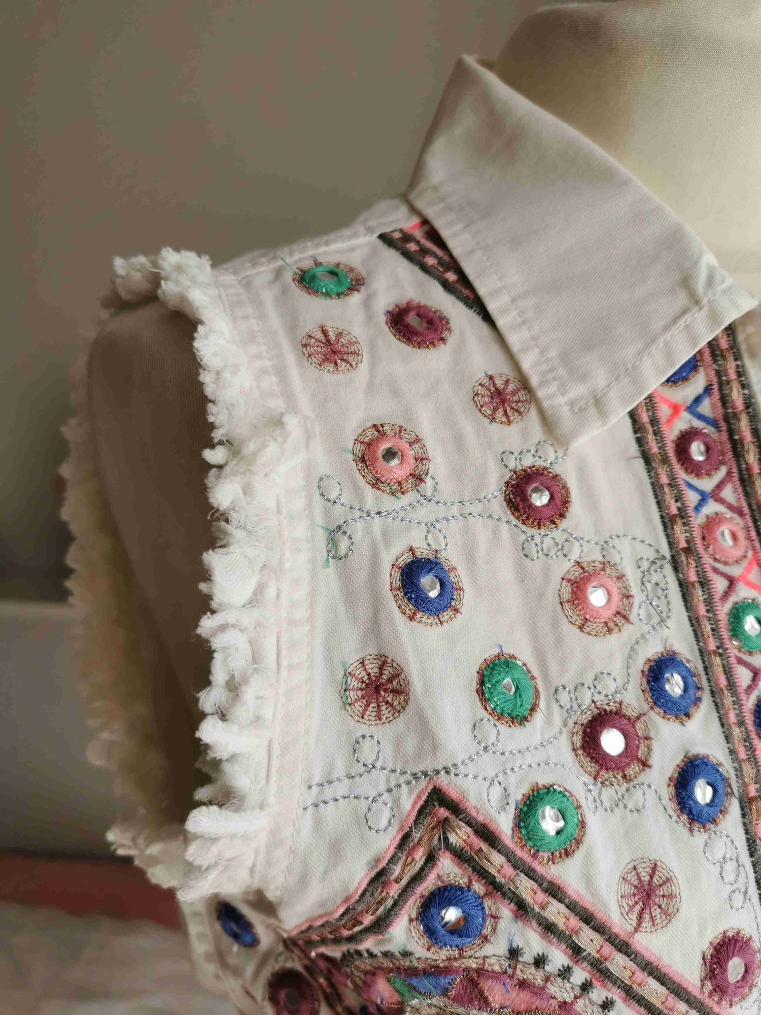 Gilet sans manche brodé