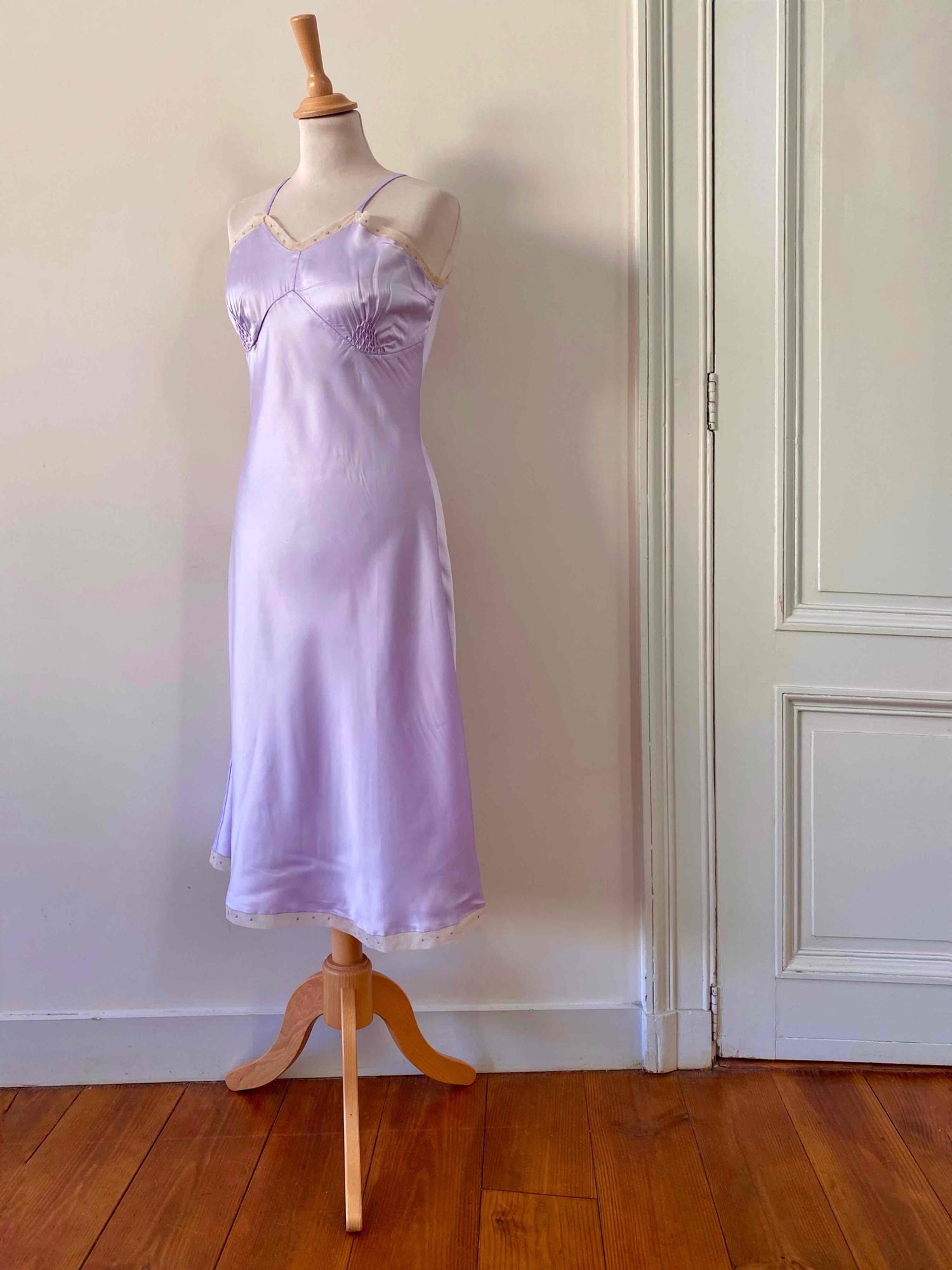 Nuisette en satin lilas
