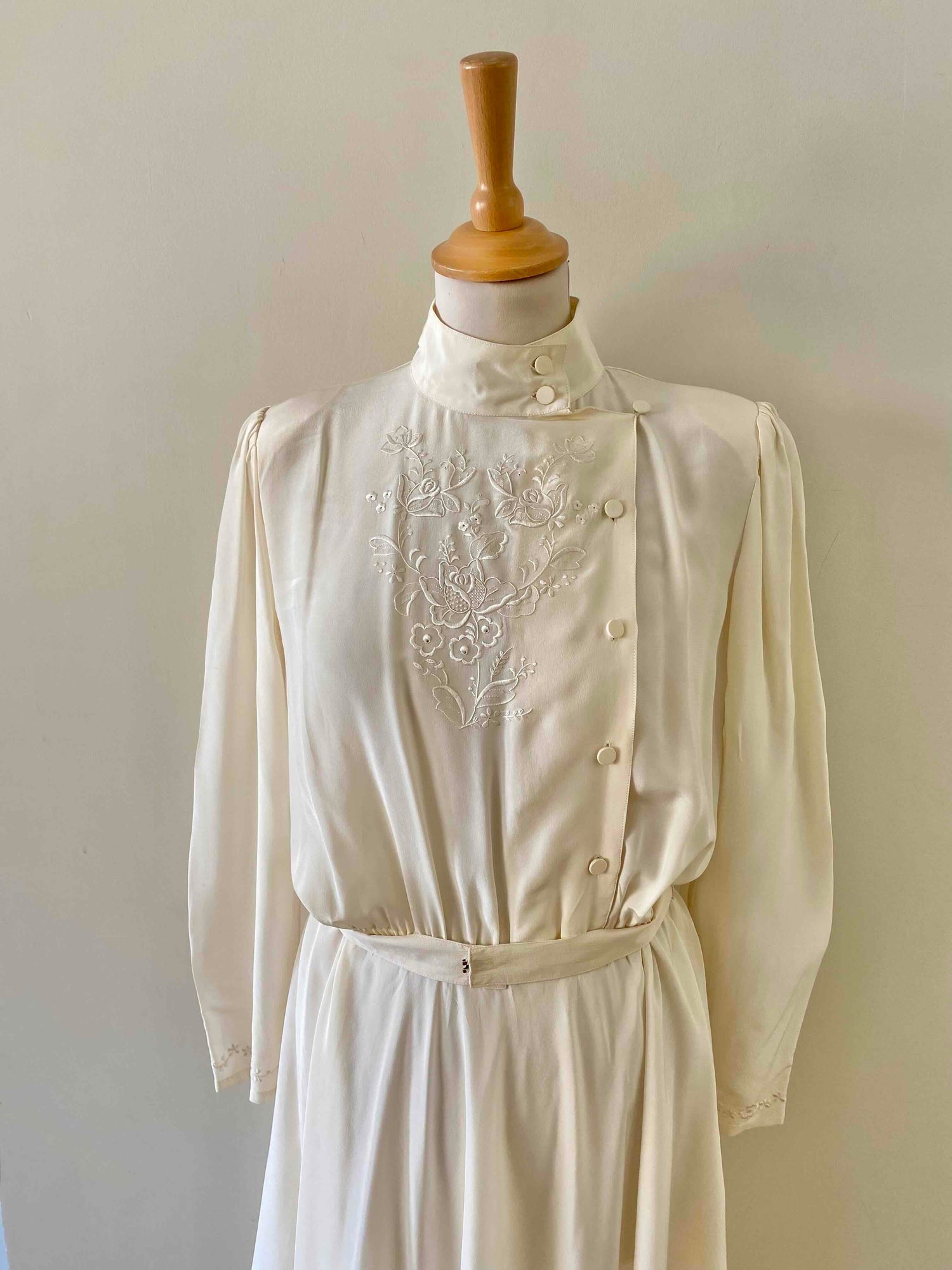 Robe en soie brodée