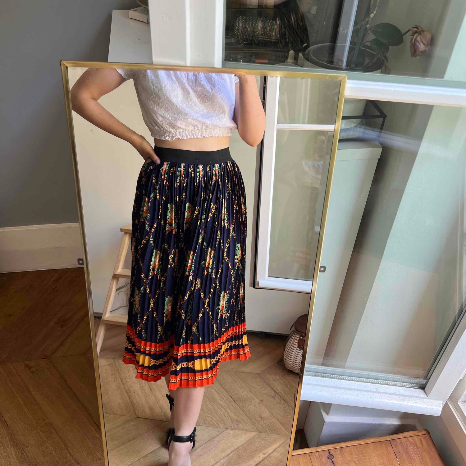 Pleated skirt with patterns