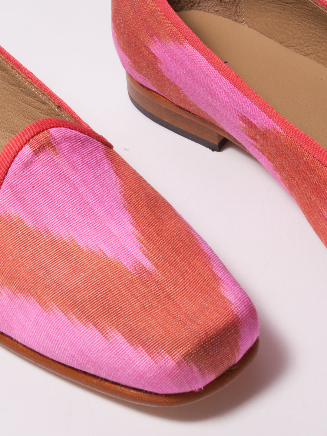 handmade in Turkey, handmade shoes, bohemian shoes, ETHICAL FASHION, CRAFTSMANSHIP, SUSTAINABLE FASHION, TRADITIONAL FASHION, ETHNIC FASHION, BOHEMIAN FASHION, traditional fabric, carpet shoes, scarpe di kilim turche, scarpe turche, fatte a mano, tessuti tradizionali, MODA ETICA,  MODA SOSTENIBILE, MODA TRADIZIONALE, MODA ETNICA, VESTITI BOHEMIAN, silk shoes, silk, silk ikat, ikat shoes