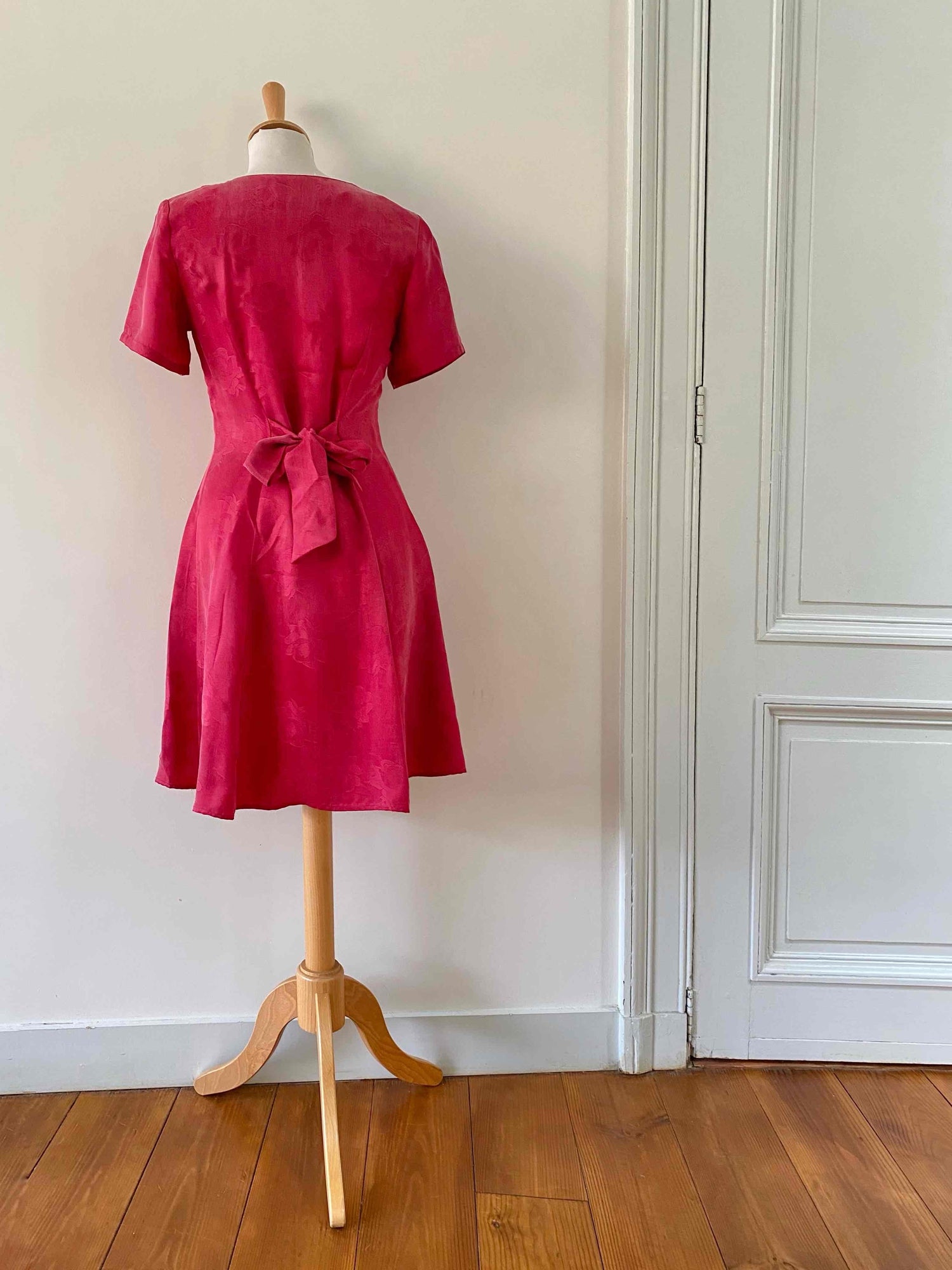 Robe damassée à fleurs