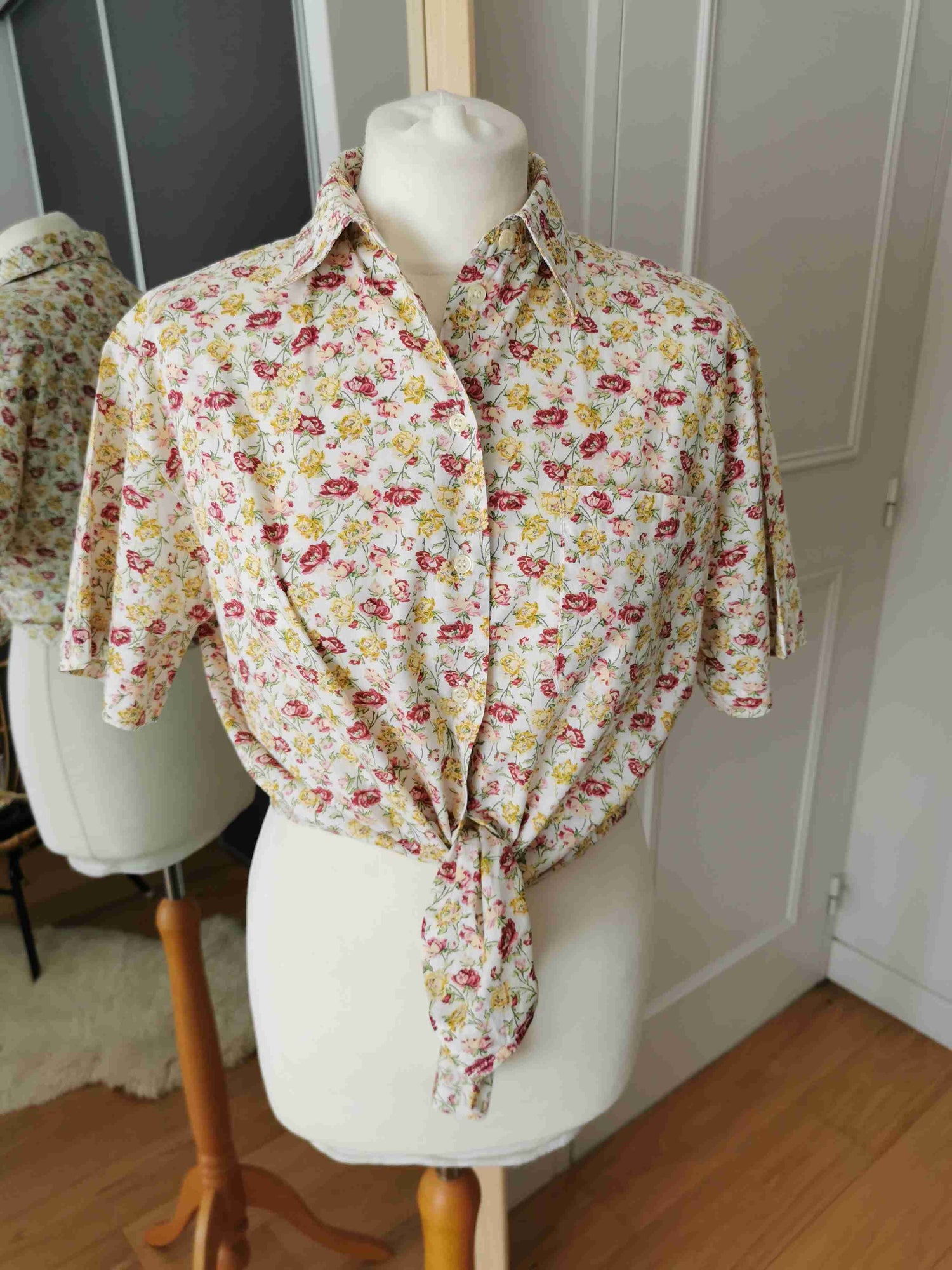 Floral short-sleeved shirt
 Base