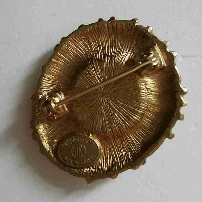 Broche perle et dorée