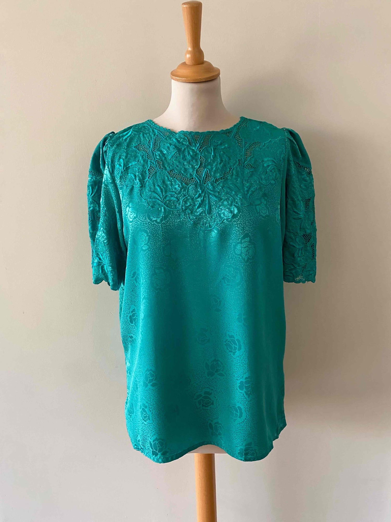 Blouse damassée satinée