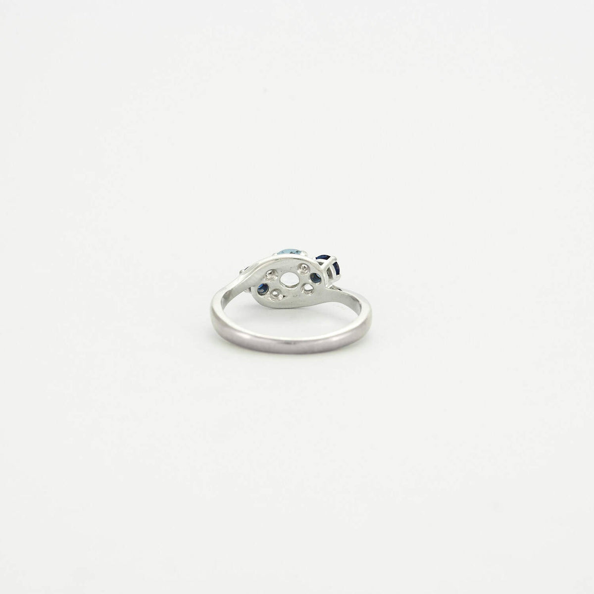 Bague or gris, aigue-marine, saphirs et diamants