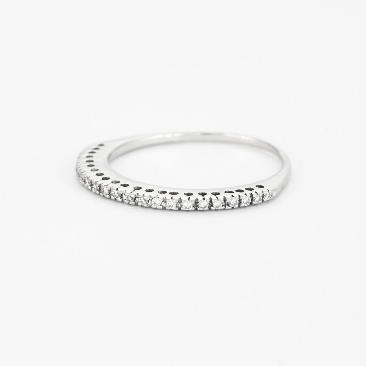 Demi-alliance en or blanc et diamants