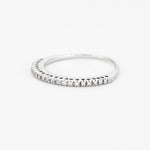 Demi-alliance en or blanc et diamants