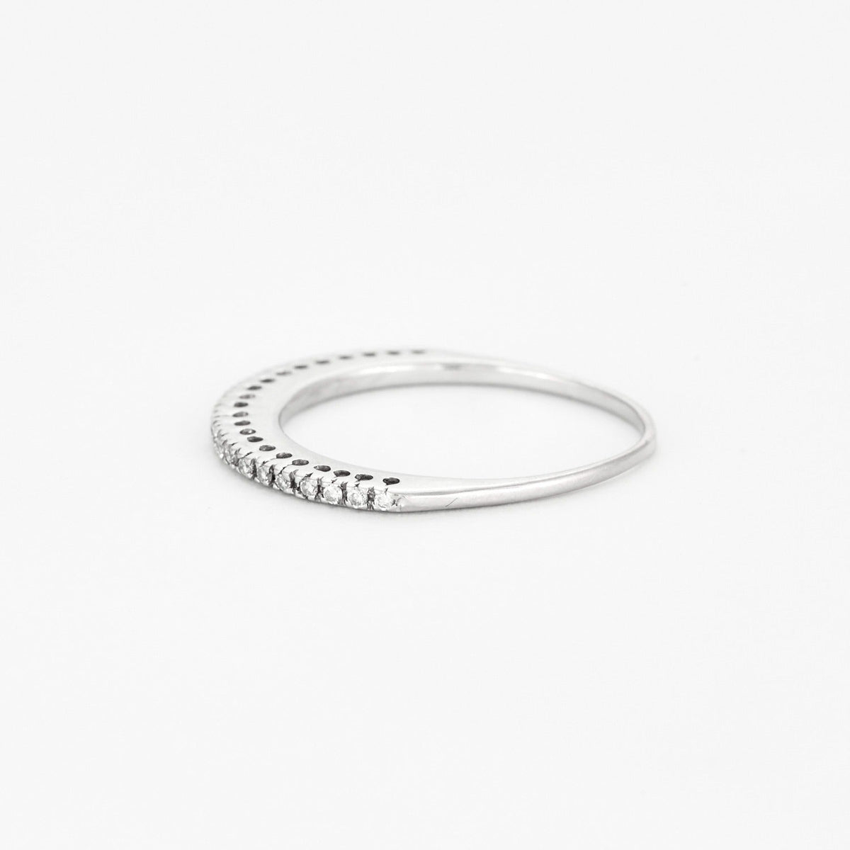Demi-alliance en or blanc et diamants
