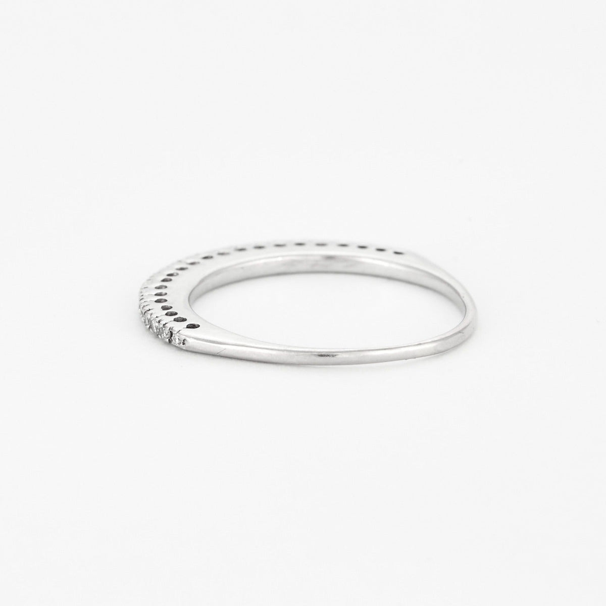 Demi-alliance en or blanc et diamants
