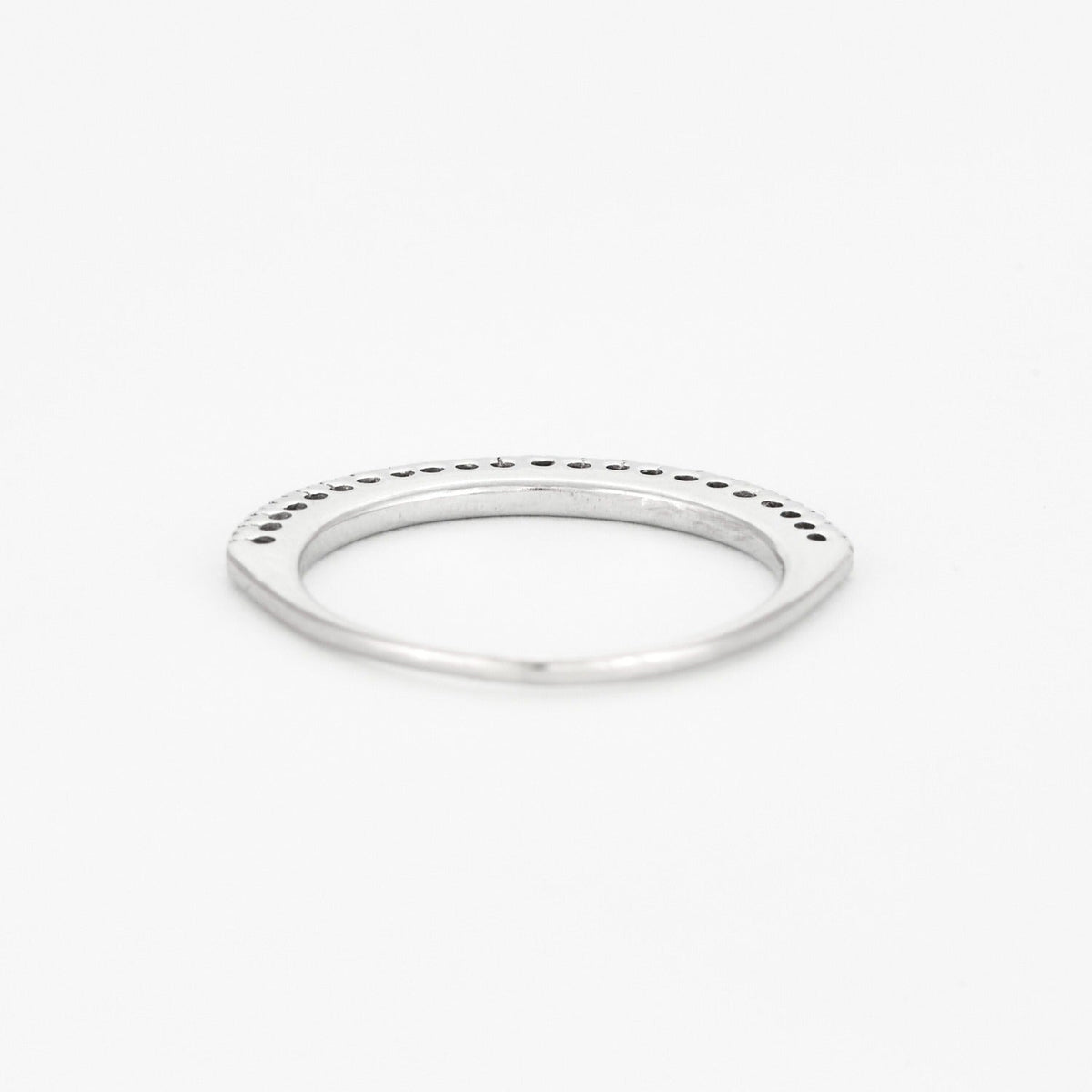 Demi-alliance en or blanc et diamants