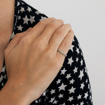Demie alliance en or gris et diamants