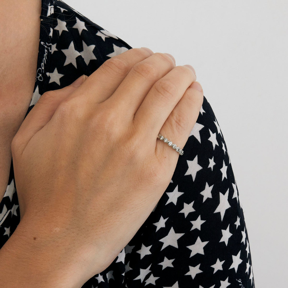 Demie alliance en or gris et diamants
