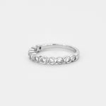 Demie alliance en or gris et diamants