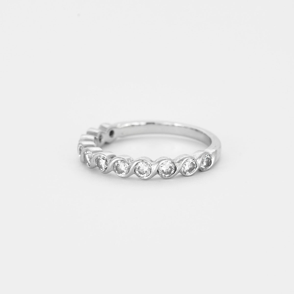 Demie alliance en or gris et diamants