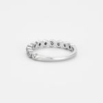 Demie alliance en or gris et diamants