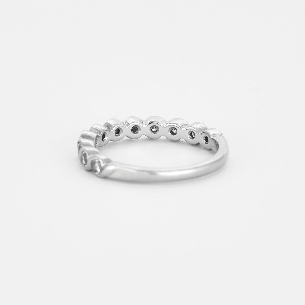 Demie alliance en or gris et diamants