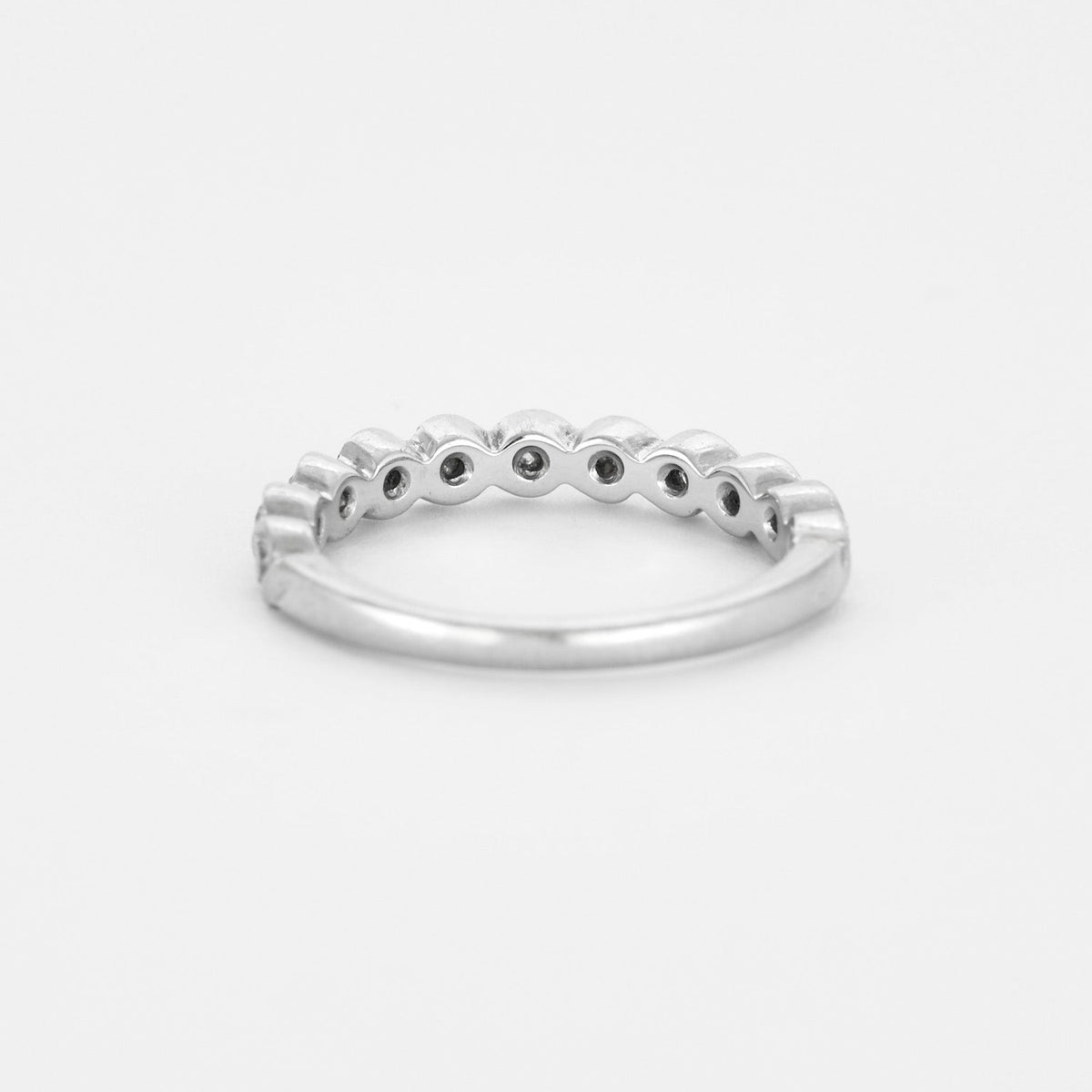 Demie alliance en or gris et diamants