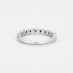 Demie alliance en or gris et diamants
