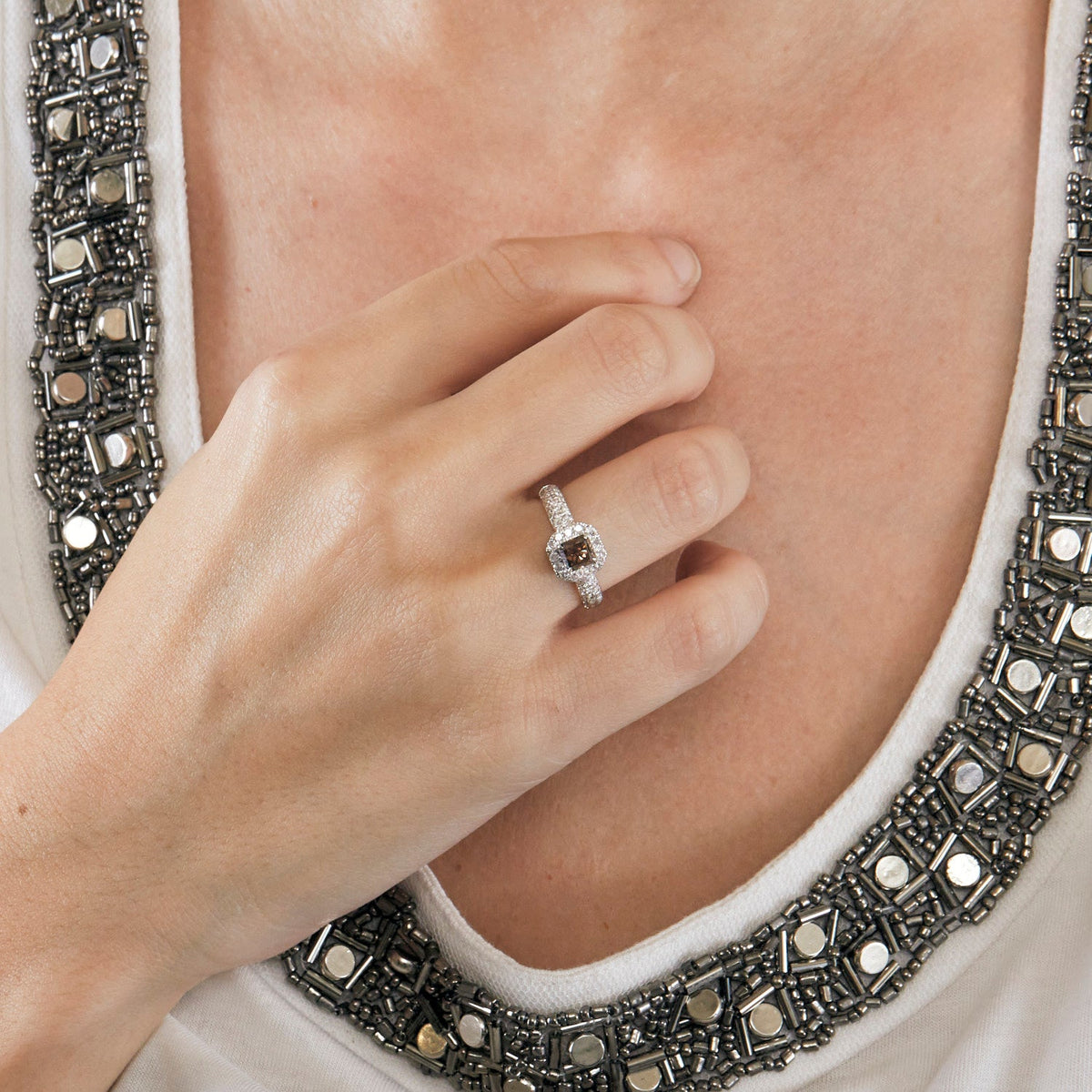 Bague or gris diamant brun et diamants