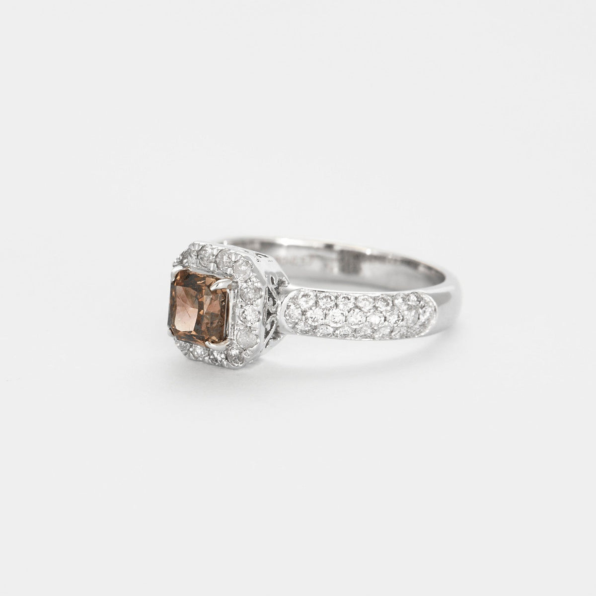 Bague or gris diamant brun et diamants