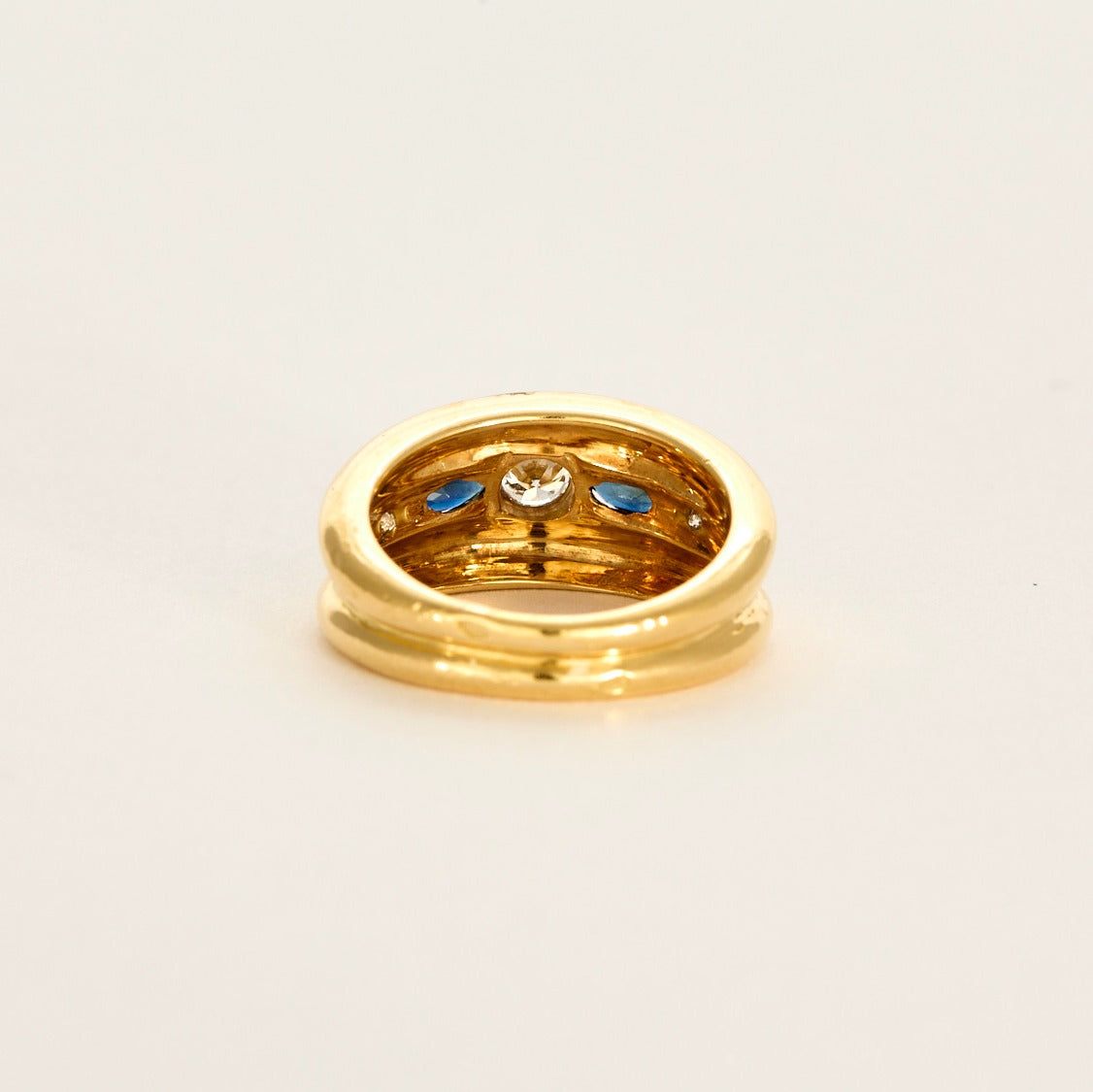 Bague en or jaune, saphir et diamants