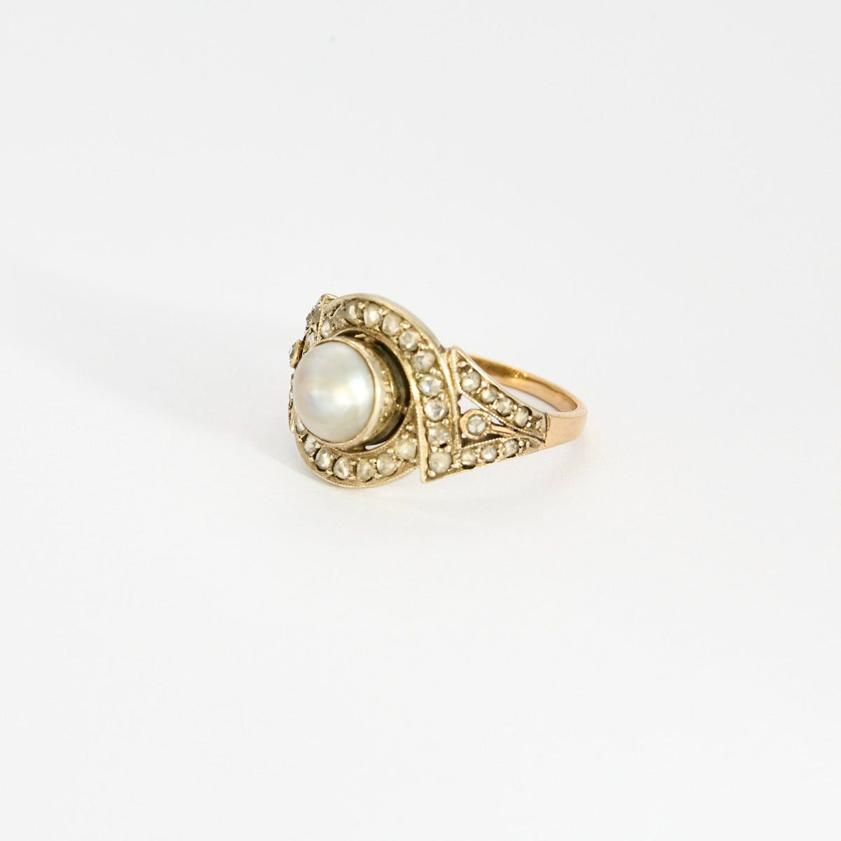 Bague Art déco, deux ors, perle bouton et diamants