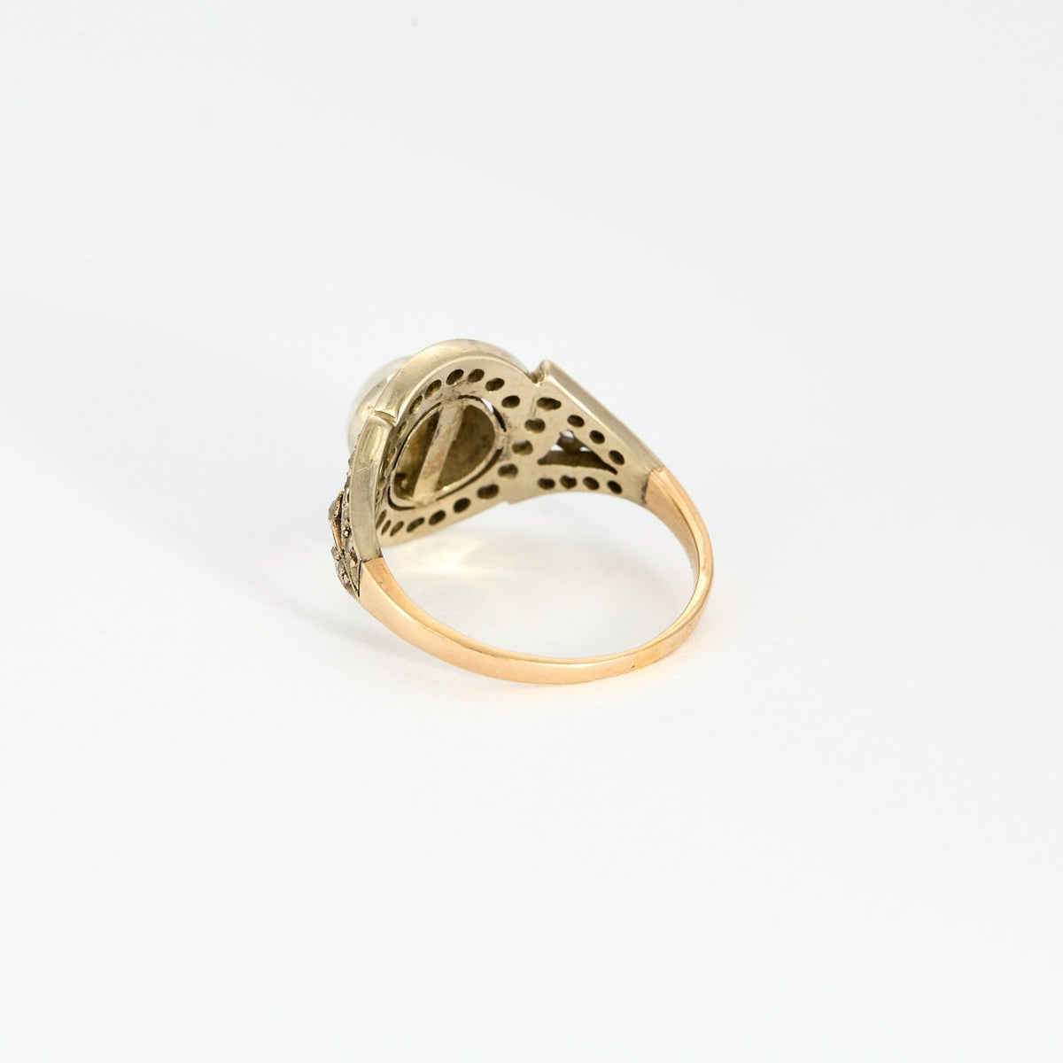 Bague Art déco, deux ors, perle bouton et diamants