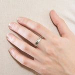 Bague demi-alliance en or blanc et diamants