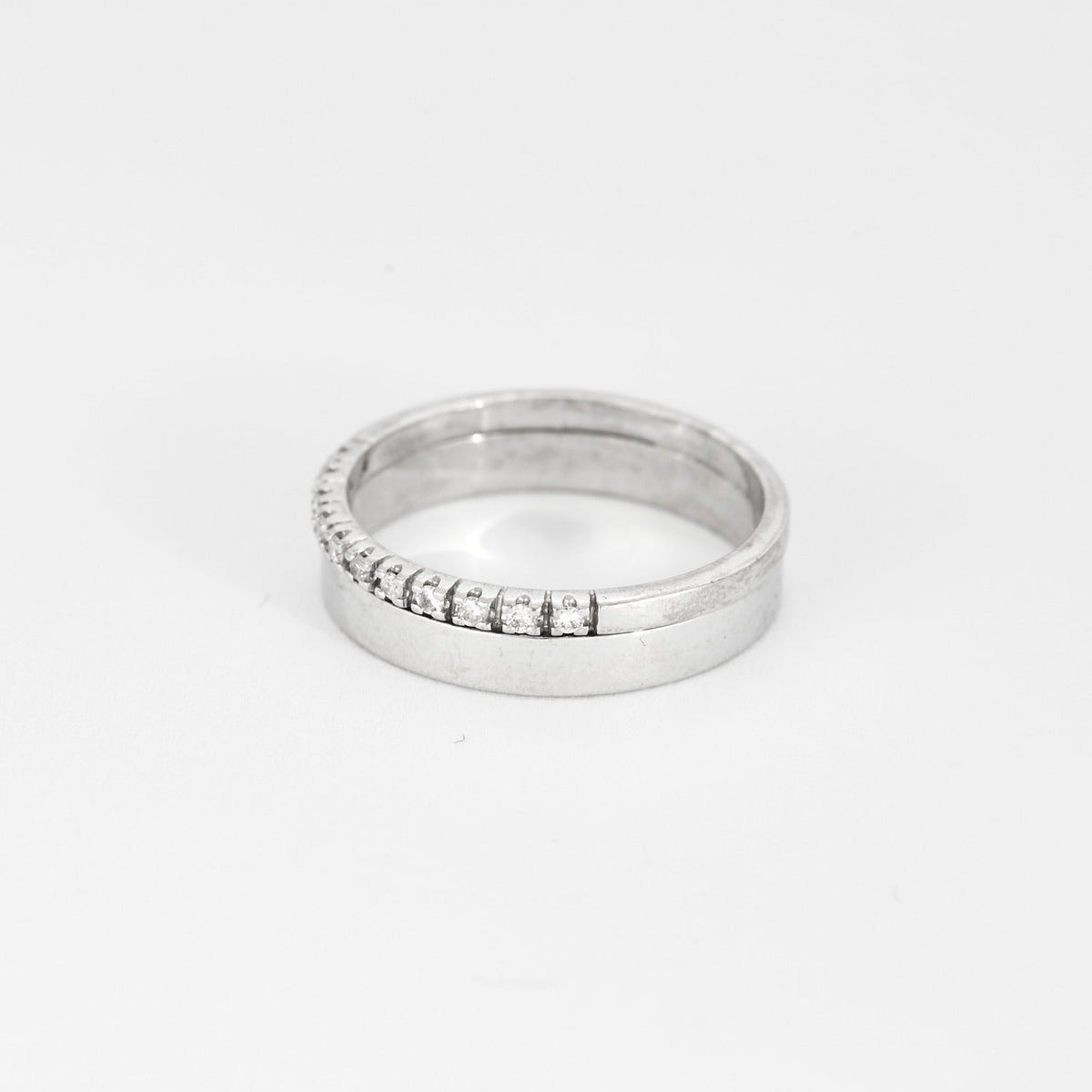 Bague demi-alliance en or blanc et diamants