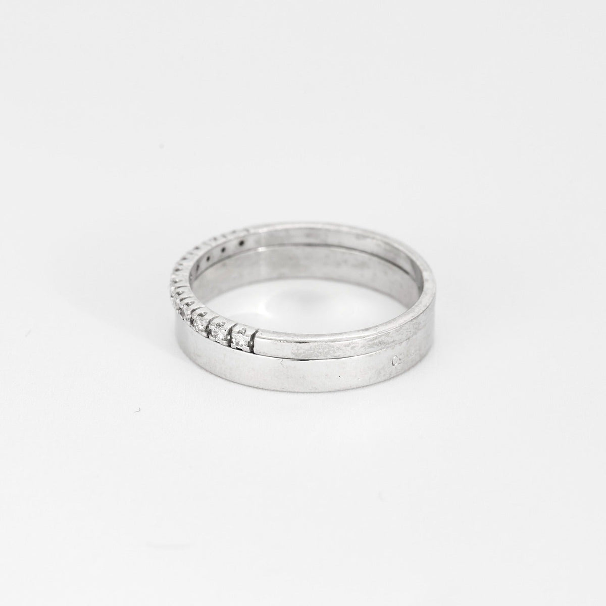 Bague demi-alliance en or blanc et diamants