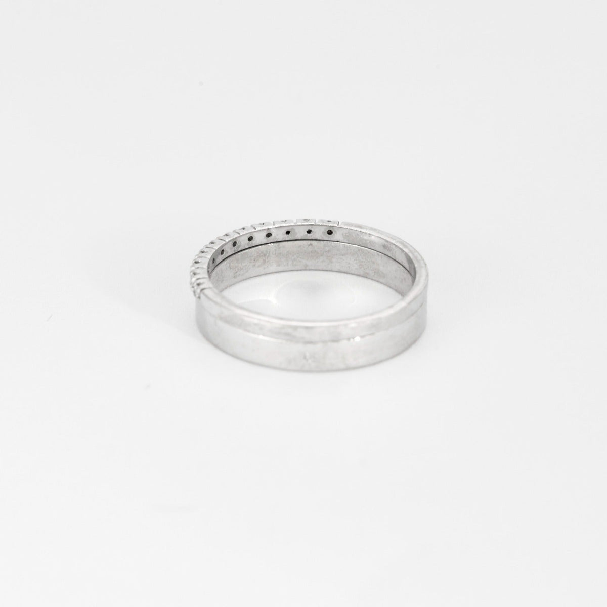 Bague demi-alliance en or blanc et diamants