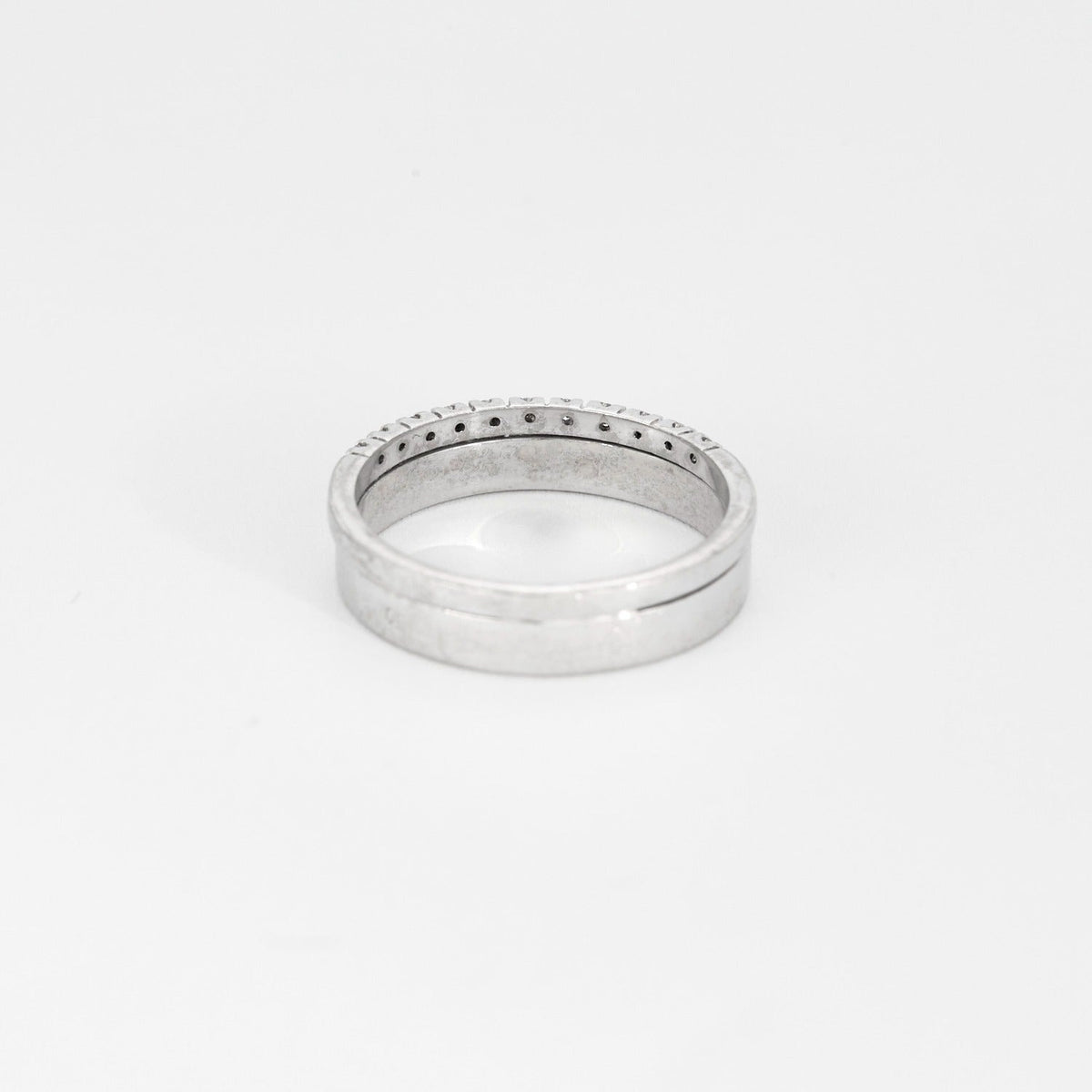 Bague demi-alliance en or blanc et diamants