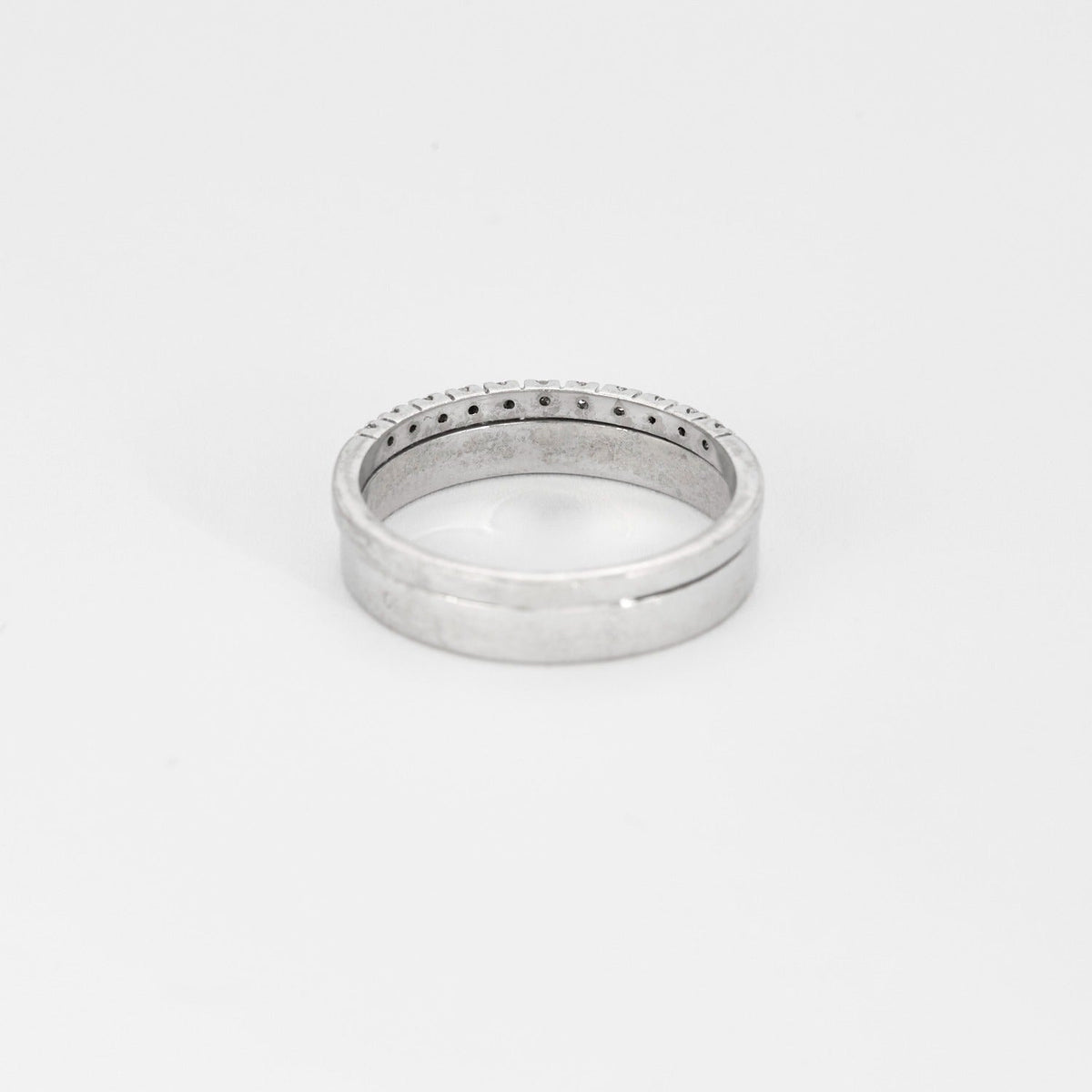 Bague demi-alliance en or blanc et diamants