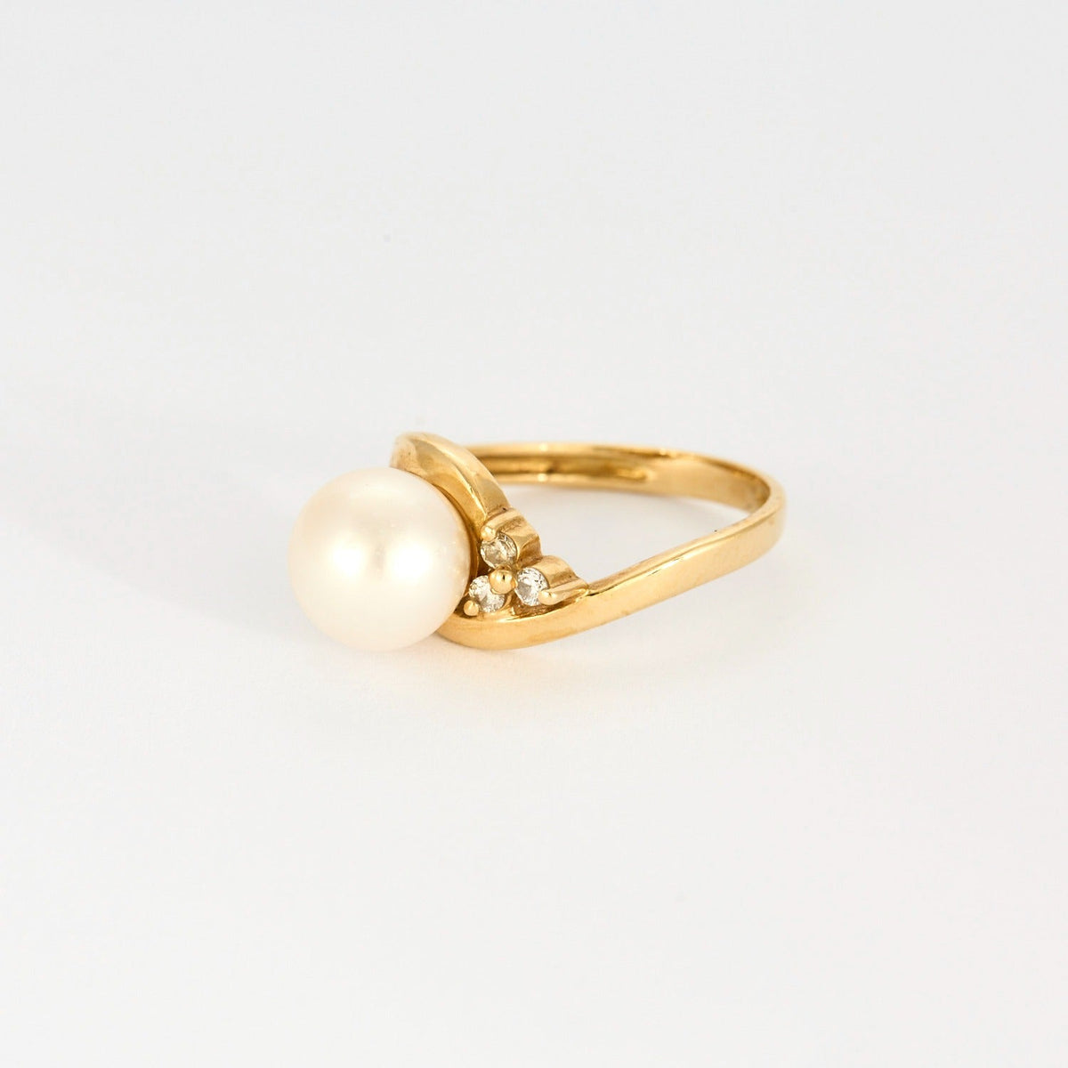 Bague en or jaune, perle de culture et diamants