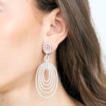 Boucles d'oreilles girandoles en or blanc et diamants